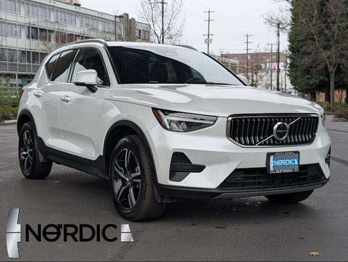 2025 Volvo XC40 B5 Core Bright Theme