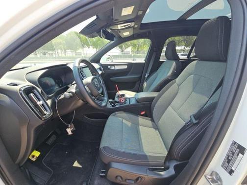 2025 Volvo XC40 B5 Core Bright Theme