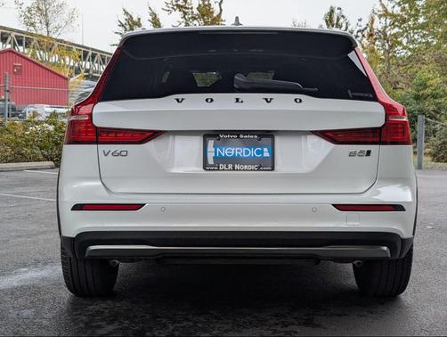 2025 Volvo V60 Cross Country B5 Plus
