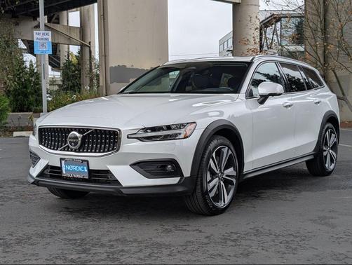 2025 Volvo V60 Cross Country B5 Plus
