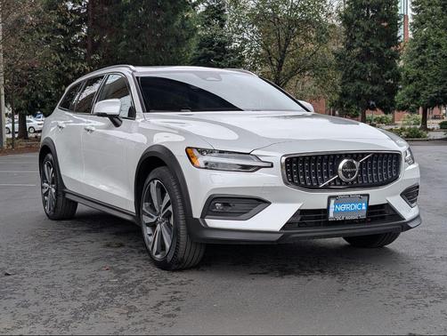 2025 Volvo V60 Cross Country B5 Plus
