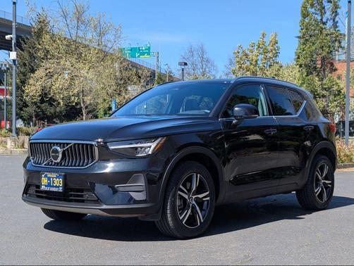 Onyx Black 2025 Volvo XC40 B5 Core Bright Theme