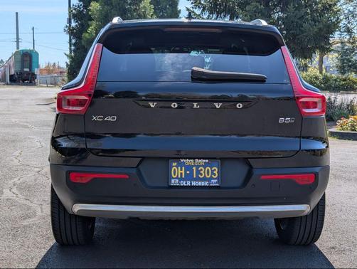 Onyx Black 2025 Volvo XC40 B5 Core Bright Theme