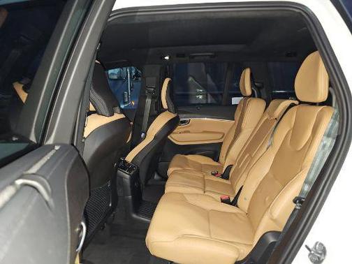 2023 Volvo XC90 Recharge Plug-In Hybrid T8 Ultimate Dark Theme 7-Seater