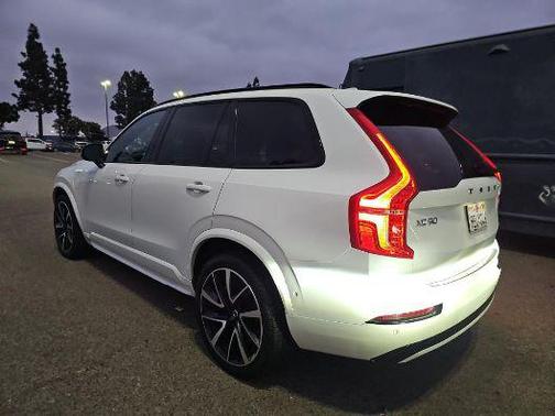 2023 Volvo XC90 Recharge Plug-In Hybrid T8 Ultimate Dark Theme 7-Seater