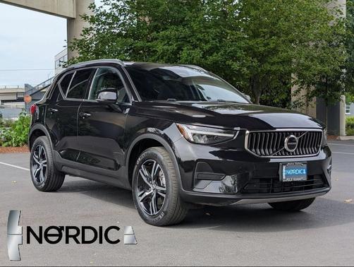 2025 Volvo XC40 B5 Core Bright Theme