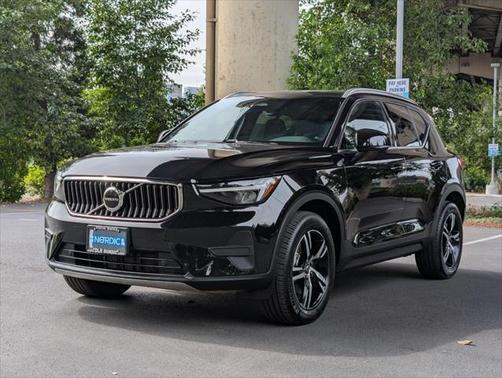 2025 Volvo XC40 B5 Core Bright Theme