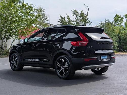 2025 Volvo XC40 B5 Core Bright Theme