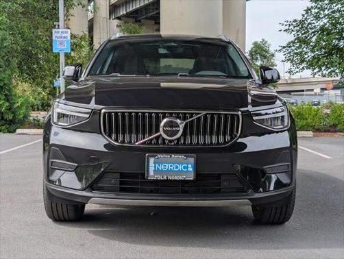 2025 Volvo XC40 B5 Core Bright Theme