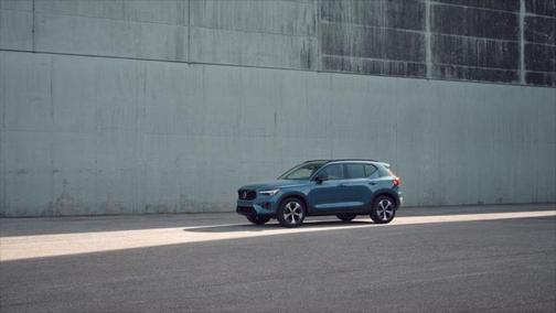 2024 Volvo XC40 B5 AWD Hybrid CORE w/High Performance Audio, Leather Interior, Panoramic Roof & Heated Seats