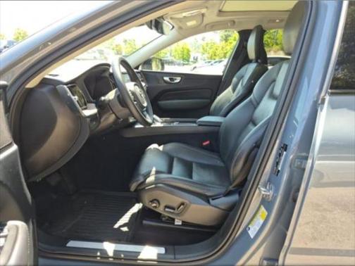 2023 Volvo XC60 B6 Ultimate Dark Theme