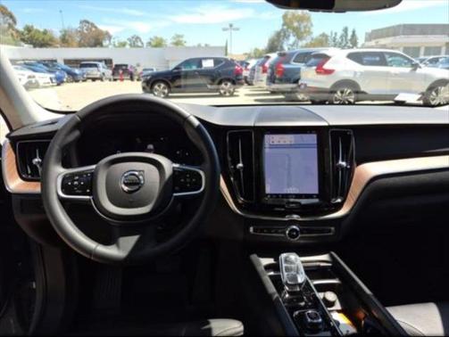 2023 Volvo XC60 B6 Ultimate Dark Theme