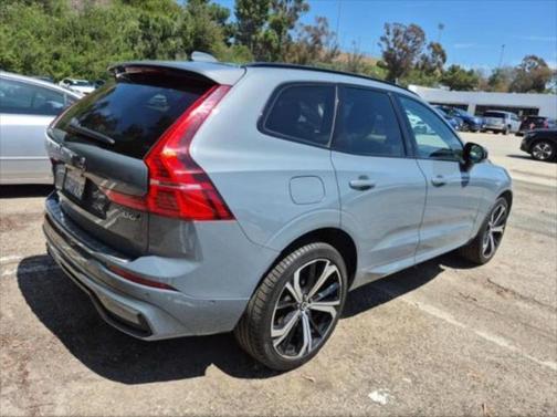 2023 Volvo XC60 B6 Ultimate Dark Theme