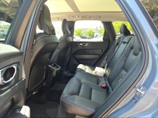 2023 Volvo XC60 B6 Ultimate Dark Theme