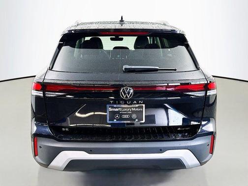 Deep Black Pearl Effect 2025 Volkswagen Tiguan 2.0T SE