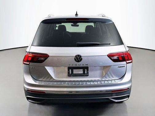 Pyrite Silver Metallic 2024 Volkswagen Tiguan 2.0T SE