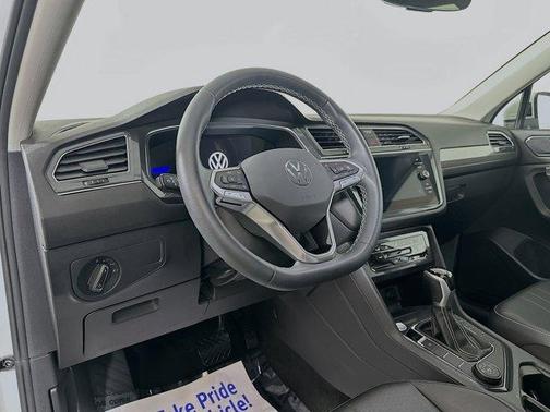 Opal White Pearl Effect 2023 Volkswagen Tiguan 2.0T SE