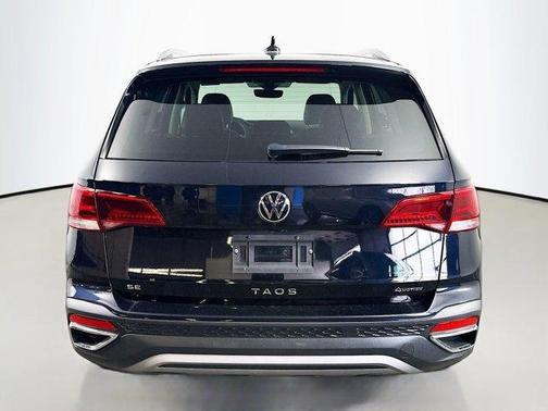 Deep Black Pearl Effect 2023 Volkswagen Taos 1.5T SE