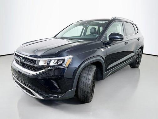 Deep Black Pearl Effect 2023 Volkswagen Taos 1.5T SE