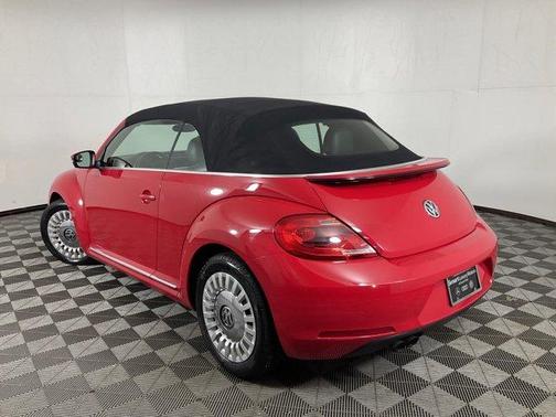 Photo 4 of 26 of 2014 Volkswagen Beetle 1.8T
