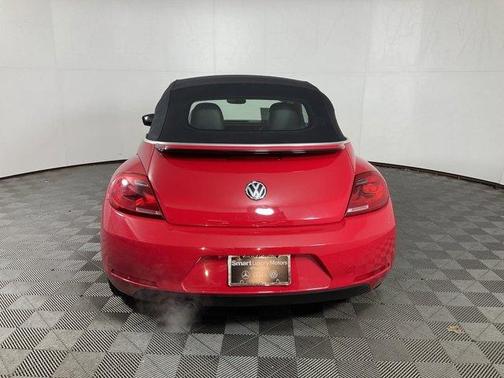 Photo 5 of 26 of 2014 Volkswagen Beetle 1.8T