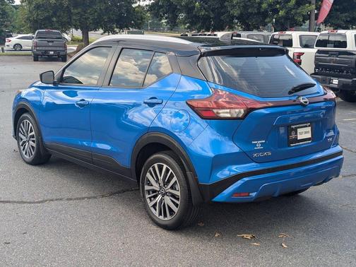 Electric Blue Metallic/Super Black 2024 Nissan Kicks SV