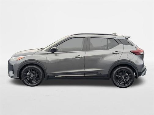 2022 Nissan Kicks SR