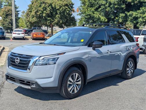 2022 Nissan Pathfinder SL