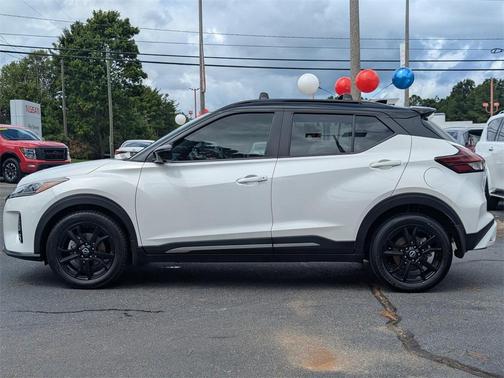 2022 Nissan Kicks SR