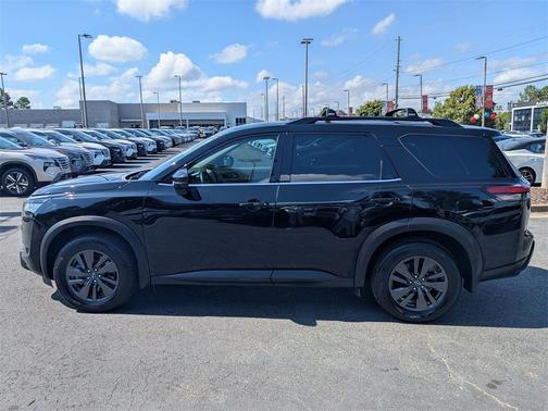 2022 Nissan Pathfinder SV
