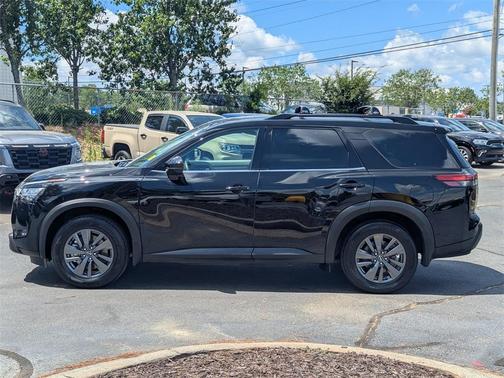 2022 Nissan Pathfinder SV