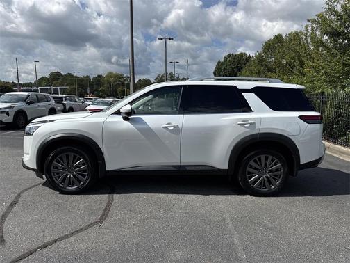 2025 Nissan Pathfinder SL