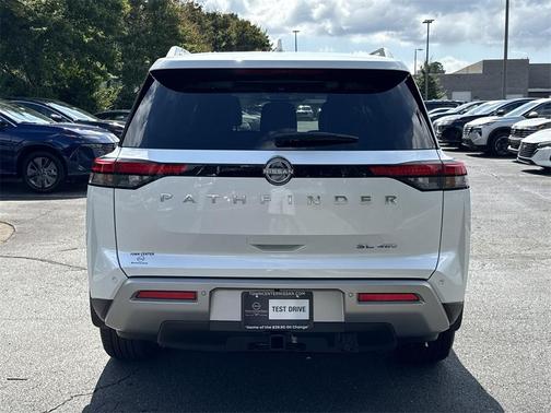 2025 Nissan Pathfinder SL