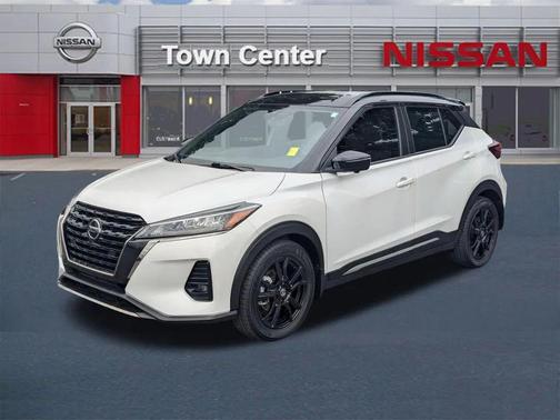 Aspen White/Super Black 2021 Nissan Kicks SR