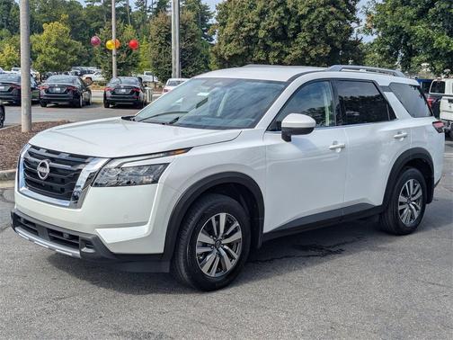 2025 Nissan Pathfinder SL