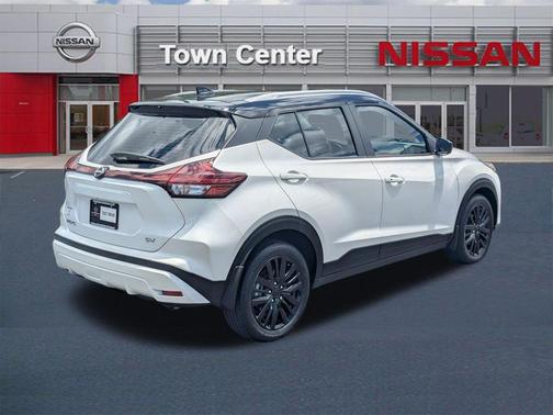 Aspen White/Super Black 2024 Nissan Kicks SV