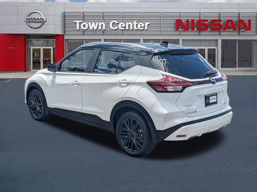 Aspen White/Super Black 2024 Nissan Kicks SV