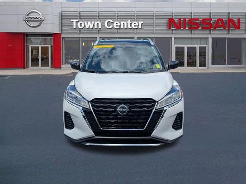 Aspen White/Super Black 2024 Nissan Kicks SV