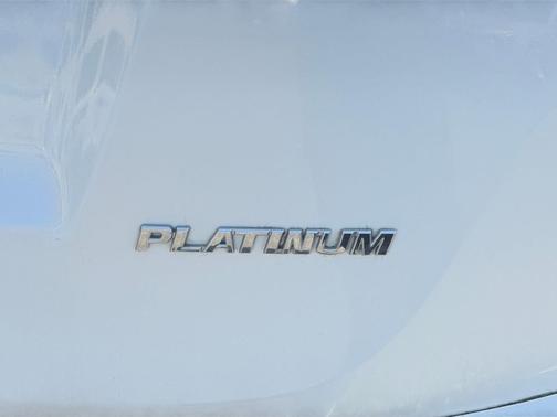 Blizzard Pearl 2017 Toyota RAV4 Platinum