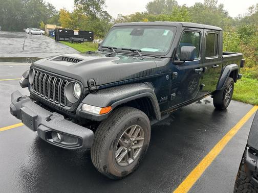 Black Clearcoat 2026 Jeep Gladiator Sport