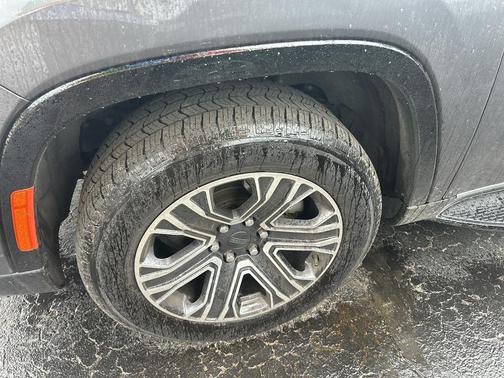 Metallic 2024 Jeep Wagoneer Series II