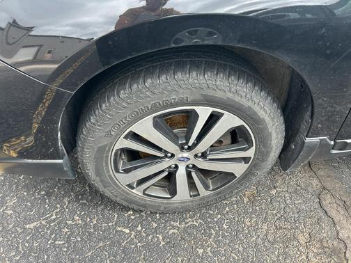 Crystal Black Silica 2019 Subaru Outback 3.6R Limited