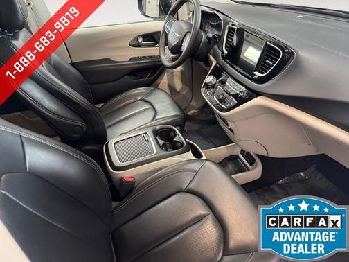 Brilliant Black Crystal Pearlcoat 2023 Chrysler Pacifica Touring-L