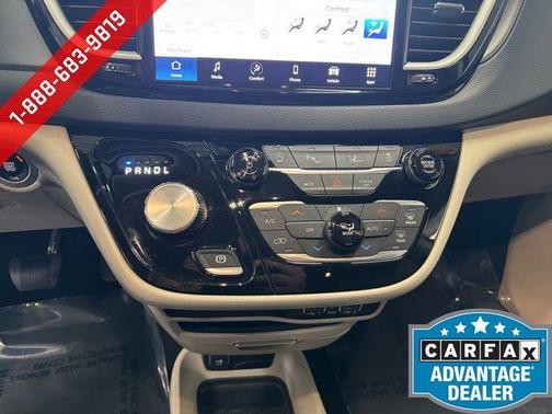 Brilliant Black Crystal Pearlcoat 2023 Chrysler Pacifica Touring-L