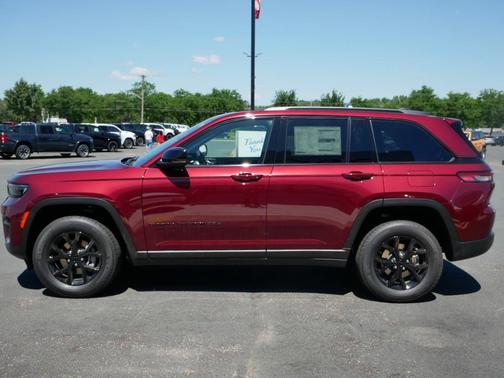2025 Jeep Grand Cherokee Laredo