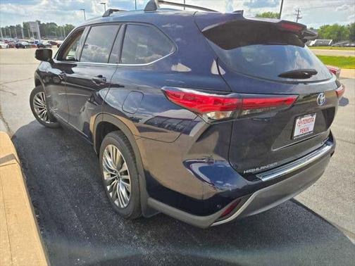 2022 Toyota Highlander Hybrid Platinum