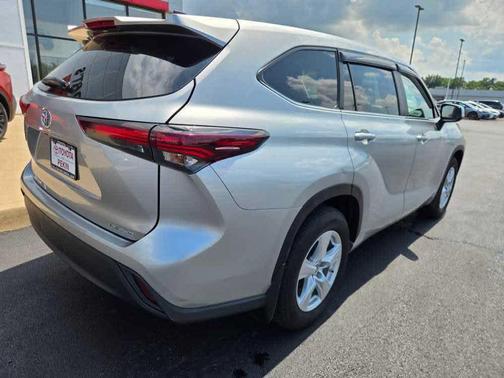 Celestial Silver Metallic 2024 Toyota Highlander LE