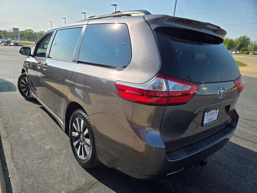 2019 Toyota Sienna LE