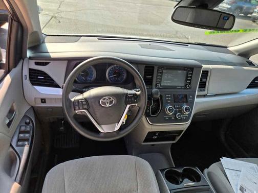 2019 Toyota Sienna LE