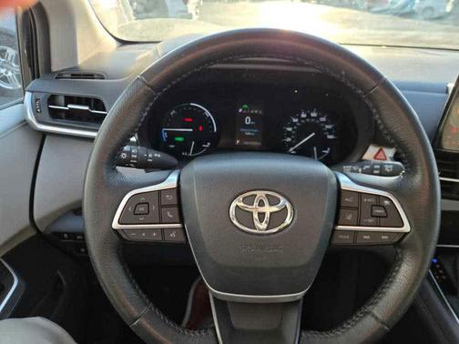 2022 Toyota Sienna XLE